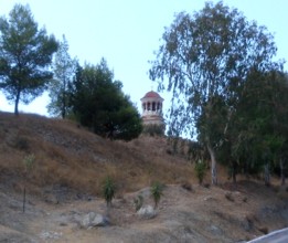Vedere de pe drumul lateral din spatele Manastirii